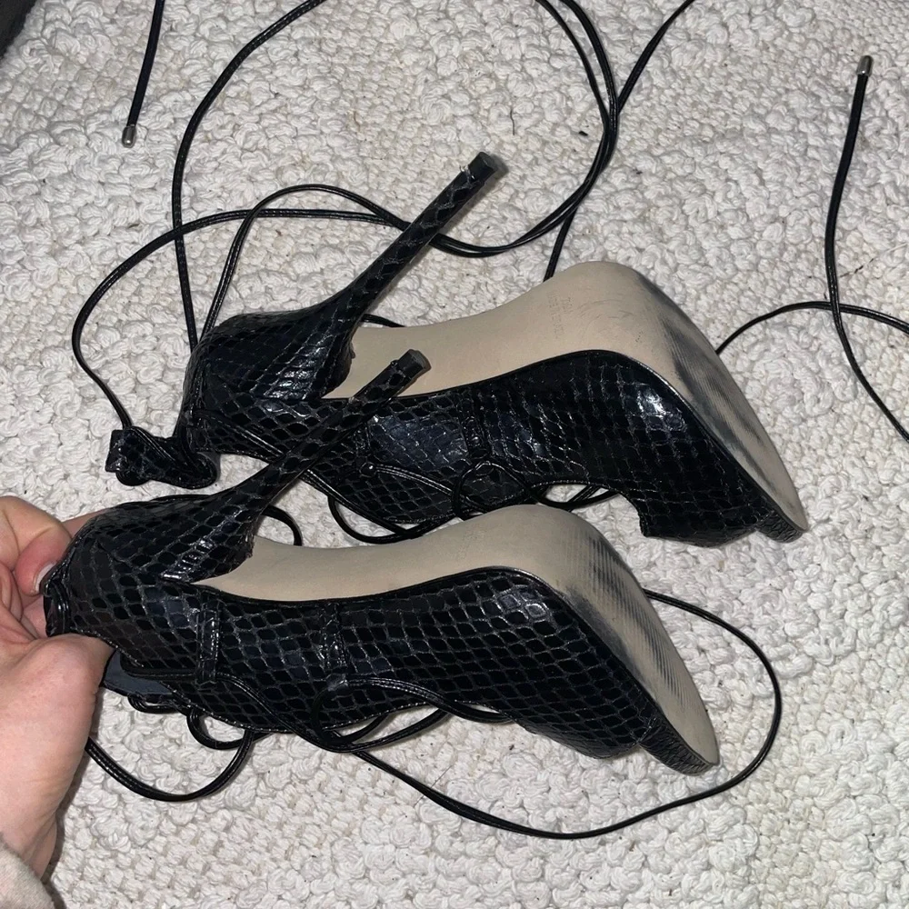 Steve Madden Black Lace Up Snakeskin Pumps‎